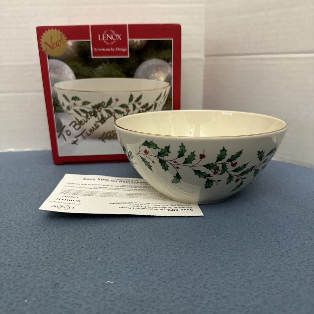 New Open Box Lenox Holiday Cream w/Holly & Berries 7" (17.78 cm) Bowl w/Gold Rim